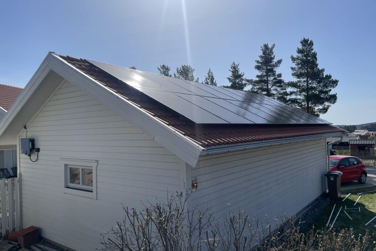 Häng med på ett montage – solceller på garage i öst och väst i Falun